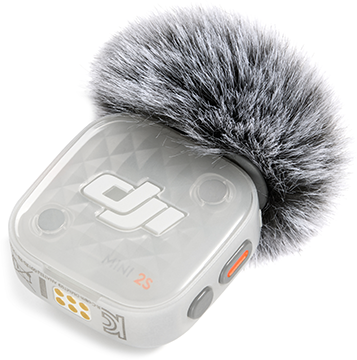 Egy fehér DJI Mic Mini 2S szürke szélfogóval fehér háttér előtt.