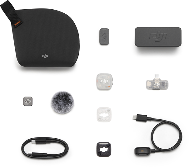 DJI mikrofon készlet tokkal, adókkal, szőrös szélfogóval, adapterekkel és kábelekkel.