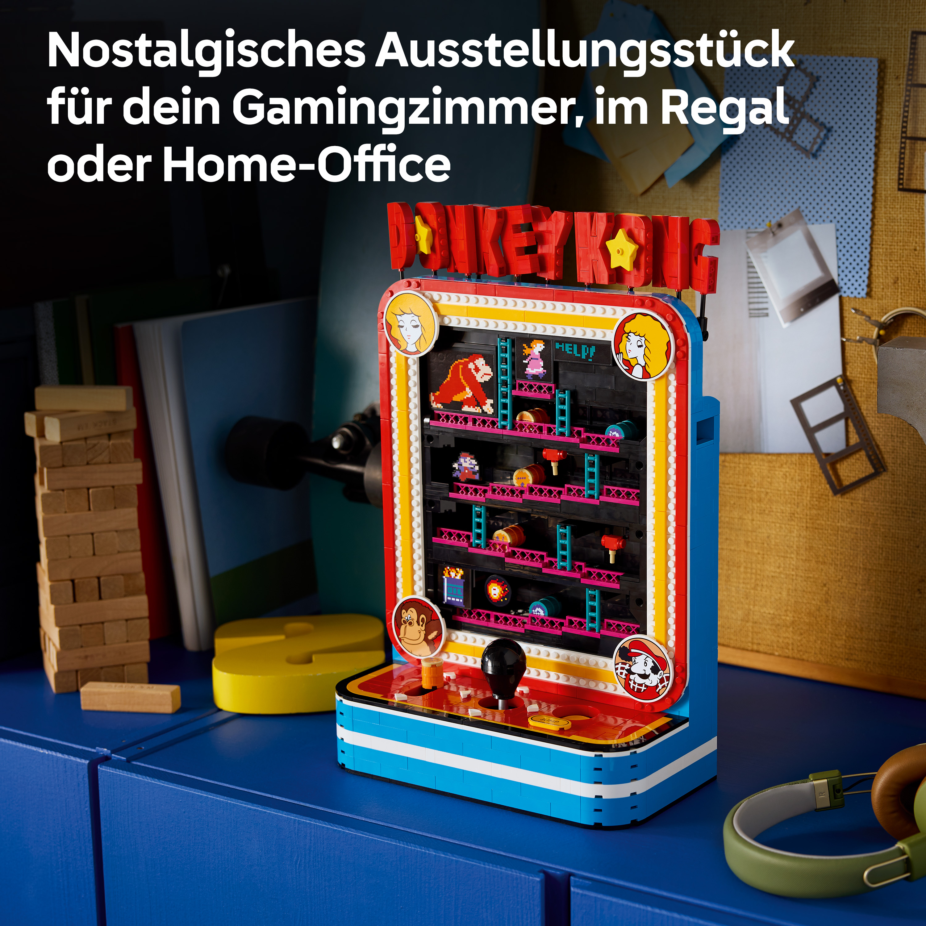 Ein aus Legosteinen gebauter Donkey Kong-Arcade-Automat auf einem blauen Regal mit deutschem Text.