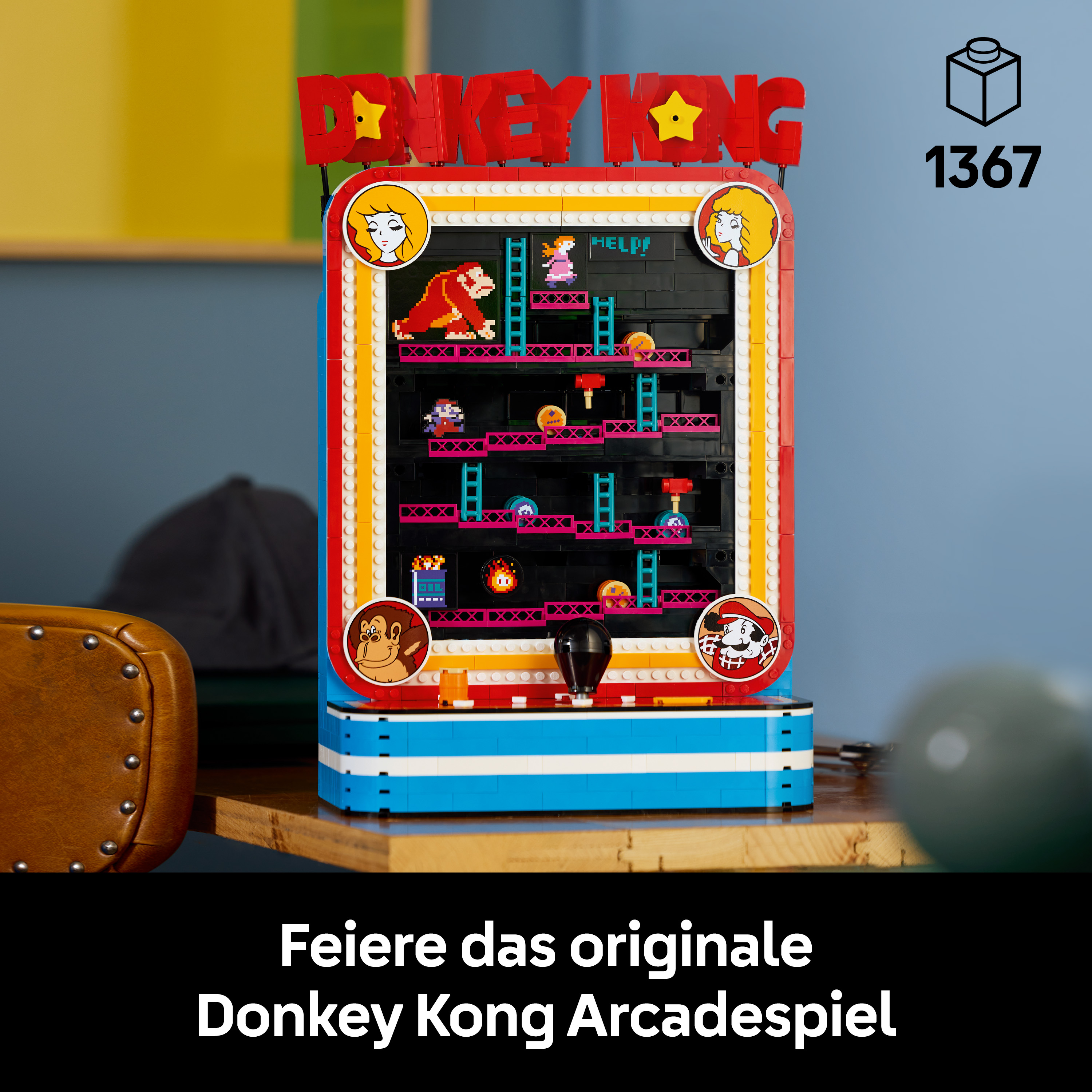 Eine Lego-Nachbildung des klassischen Donkey Kong Arcade-Spiels auf einem Holztisch.