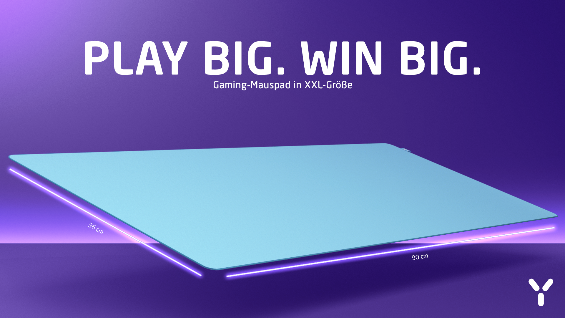 Ein hellblaues XXL-Gaming-Mauspad von 90x36 cm vor violettem Hintergrund mit leuchtenden violetten Lichtern.