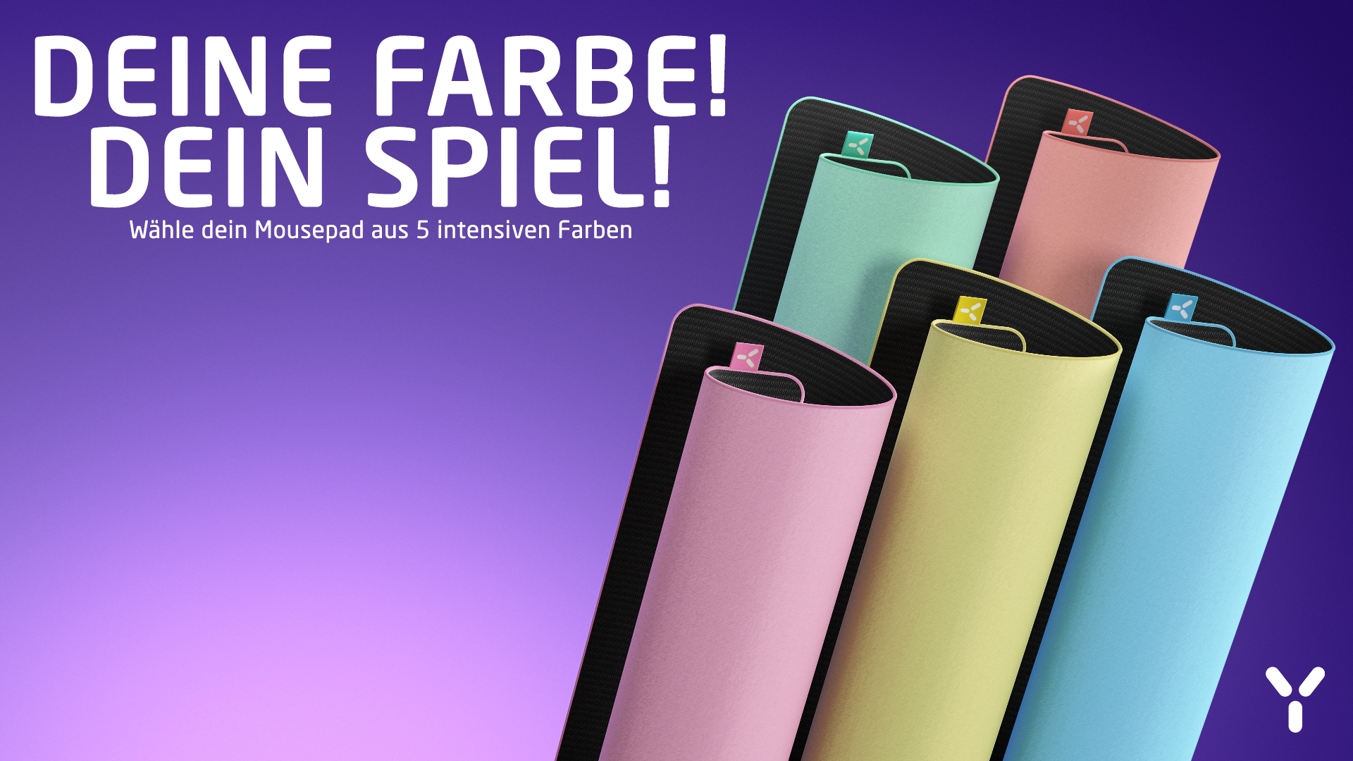 Fünf aufgerollte Mousepads in verschiedenen Pastellfarben vor lila Hintergrund mit deutschem Werbetext.