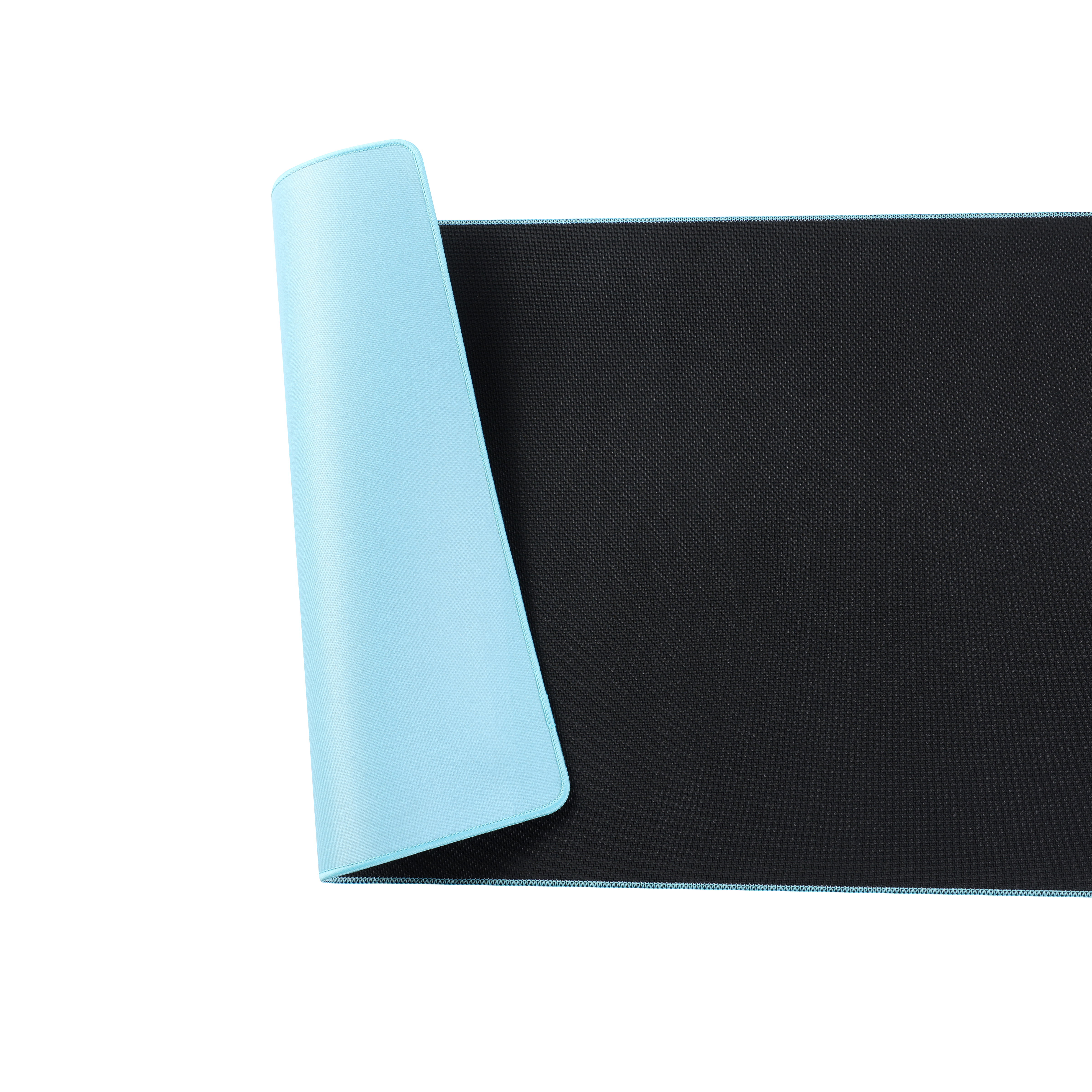 Ein gerolltes Mauspad mit schwarzer Oberseite und hellblauer Unterseite auf weißem Hintergrund.