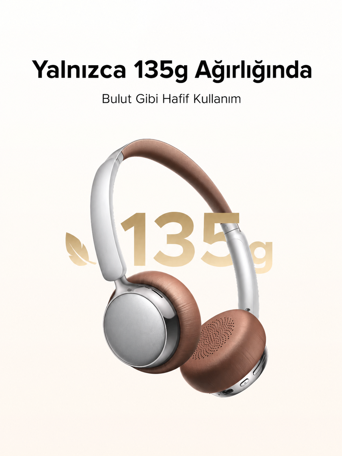 Açık arka plan üzerinde 135g yazısı ve hafif tasarımıyla kahverengi ve gümüş renkli kulak üstü kulaklık.