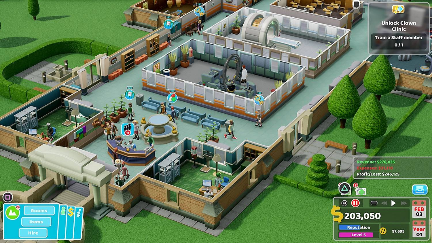 Una vista isométrica de un juego de gestión de hospitales con habitaciones, pacientes, personal y recepción.