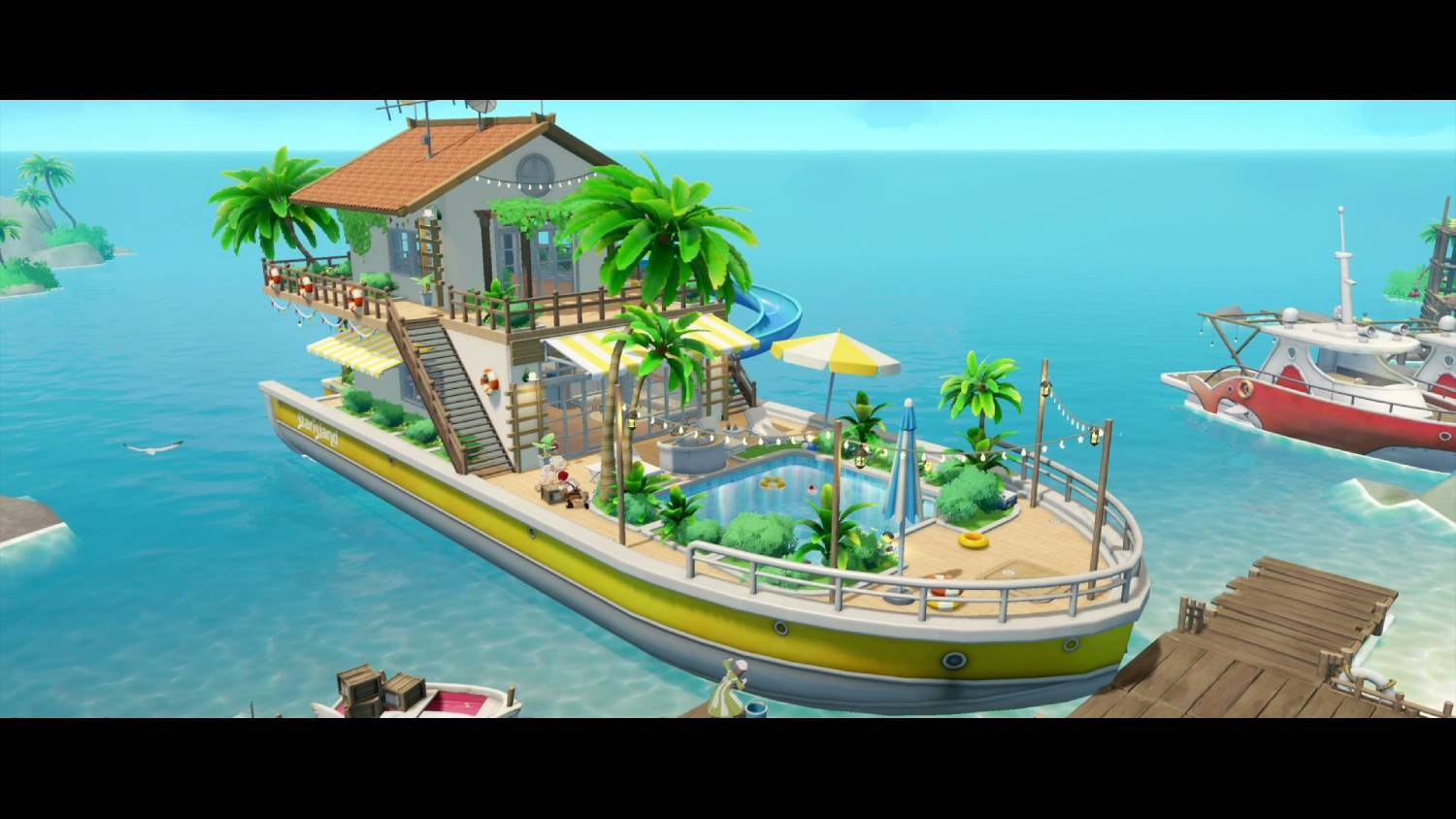 Una gran casa flotante amarilla con casa de dos pisos, piscina, palmeras y cubiertas en un mar azul.