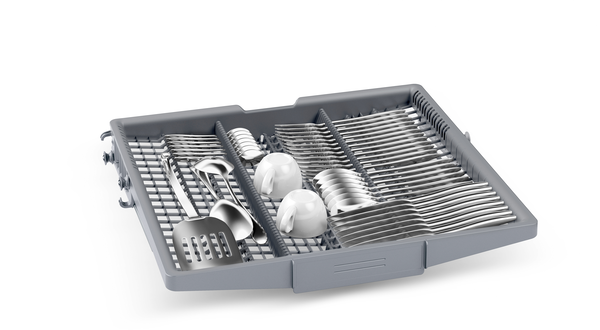 Beyaz arka planda çatal bıçak takımı, iki fincan ve gereçlerle dolu gri bulaşık makinesi çatal bıçak sepeti.