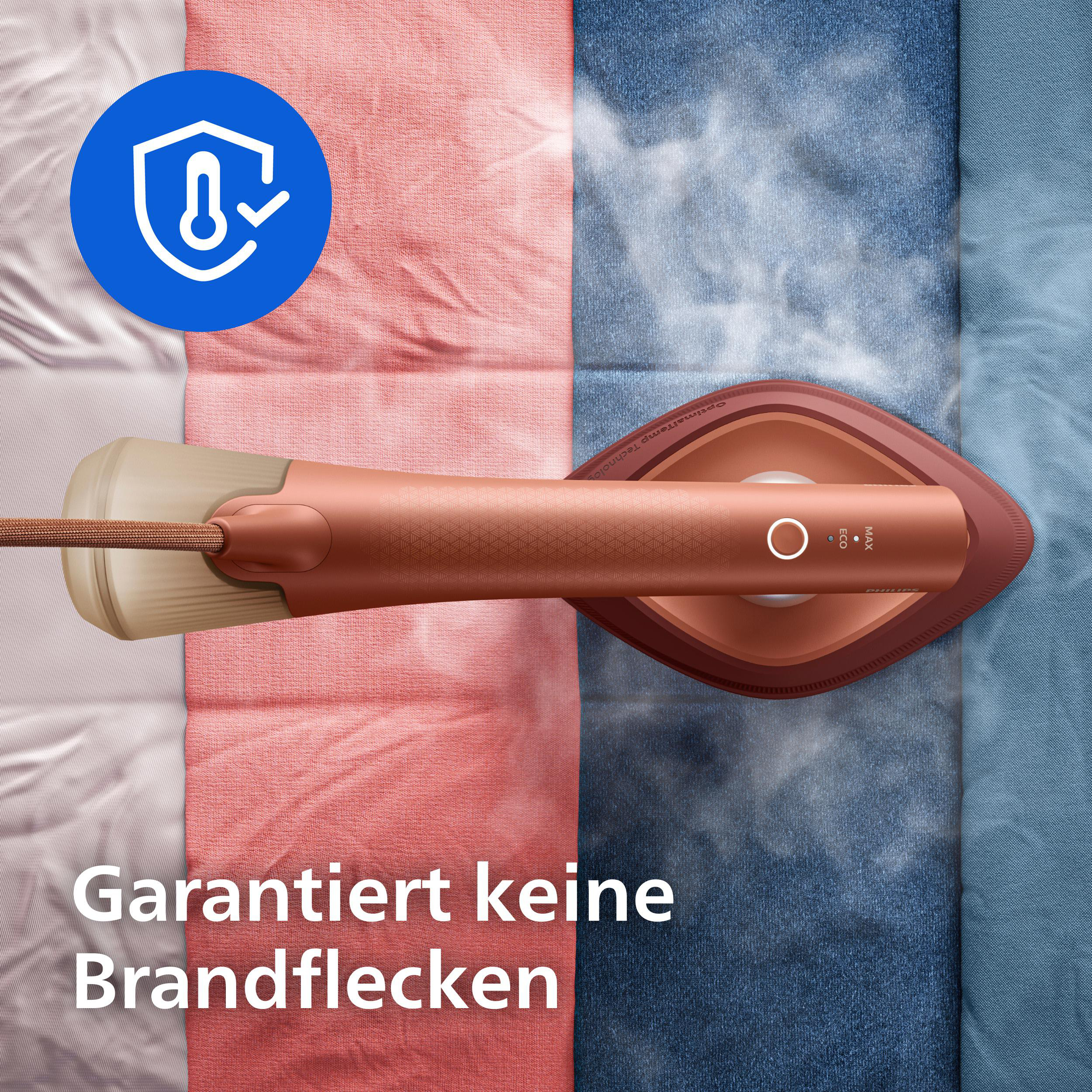 Ein roségoldenes Dampfbügeleisen gleitet über verschiedene Stoffe, mit Dampf und dem Text 'Garantiert keine Brandflecken'.