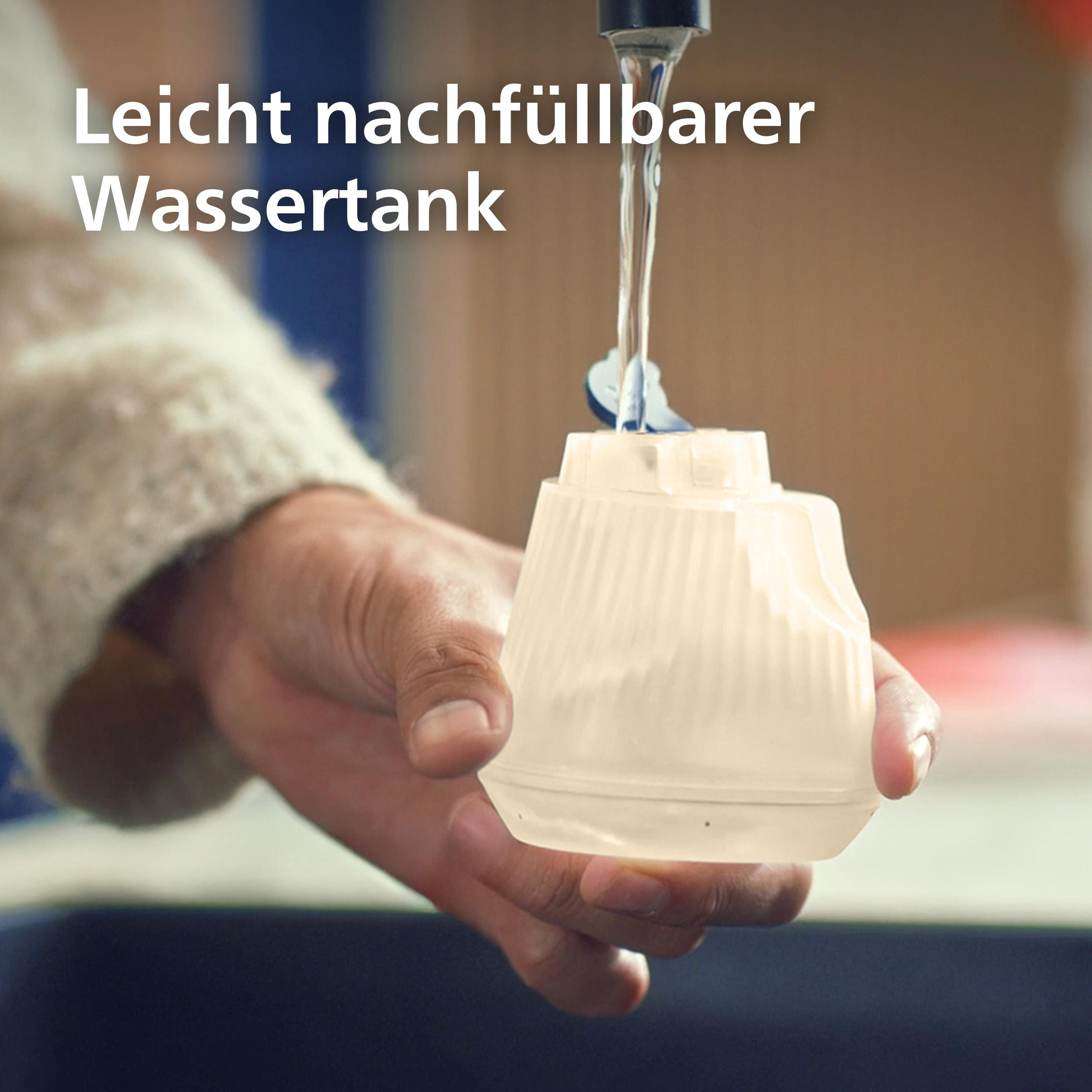 Wassertank wird unter fließendem Wasser nachgefüllt.