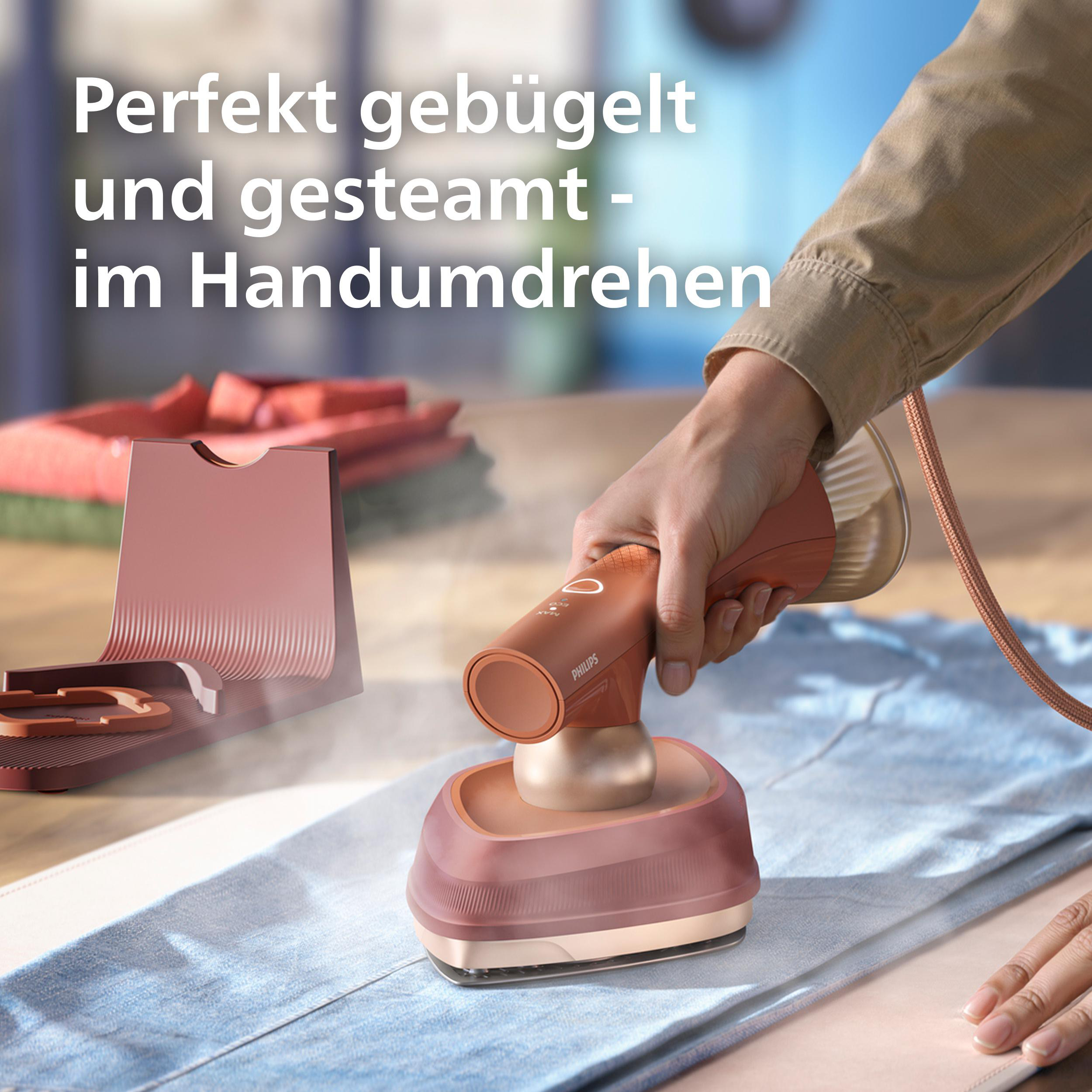 Eine Hand benutzt einen tragbaren Philips-Dampfbügler auf blauer Kleidung.
