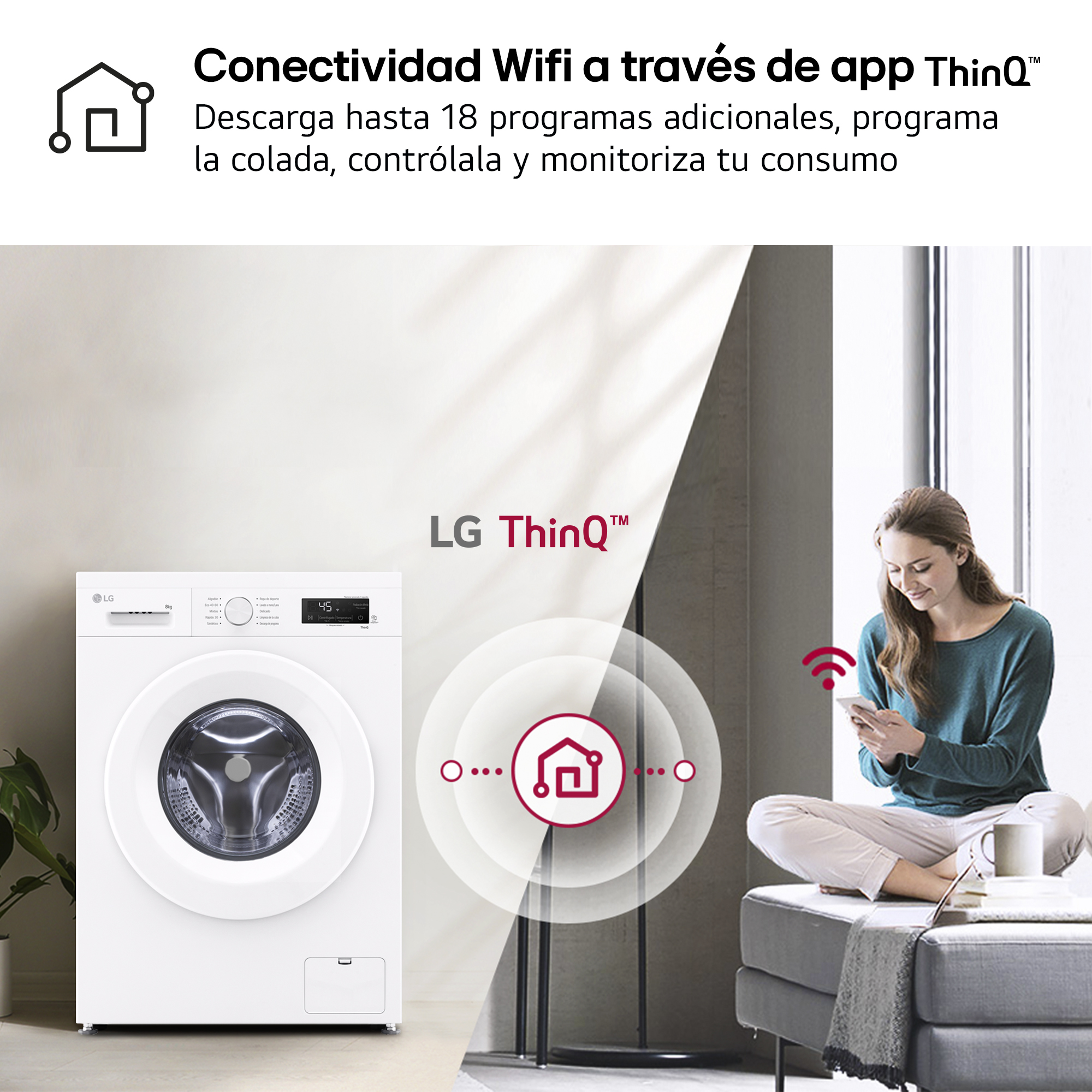 Una mujer en un sofá controla una lavadora blanca LG con la aplicación ThinQ en su teléfono móvil.