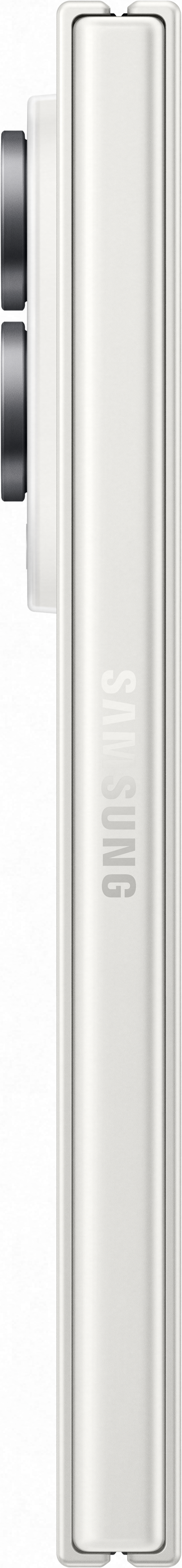Uno smartphone pieghevole Samsung bianco piegato, con cerniera e logo Samsung visibili di lato.