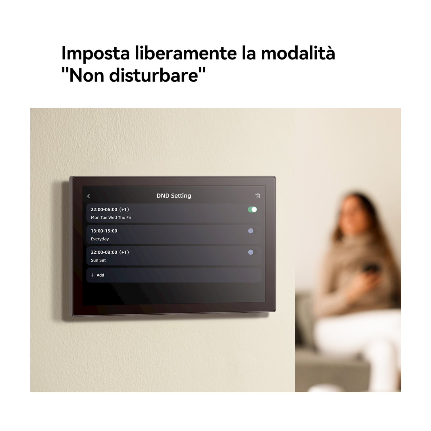 Display smart domestico a parete con impostazioni DND e persona sfocata sullo sfondo.