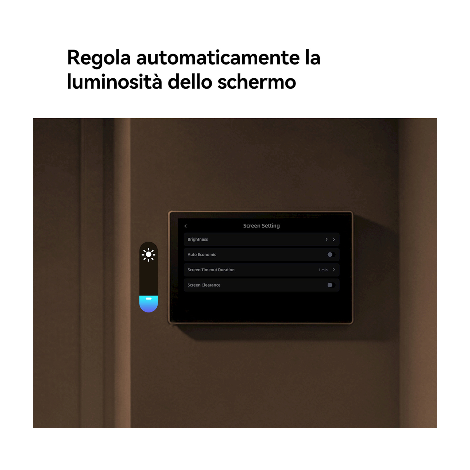 Pannello di controllo a parete mostra le impostazioni dello schermo in modalità scura con cursore della luminosità.
