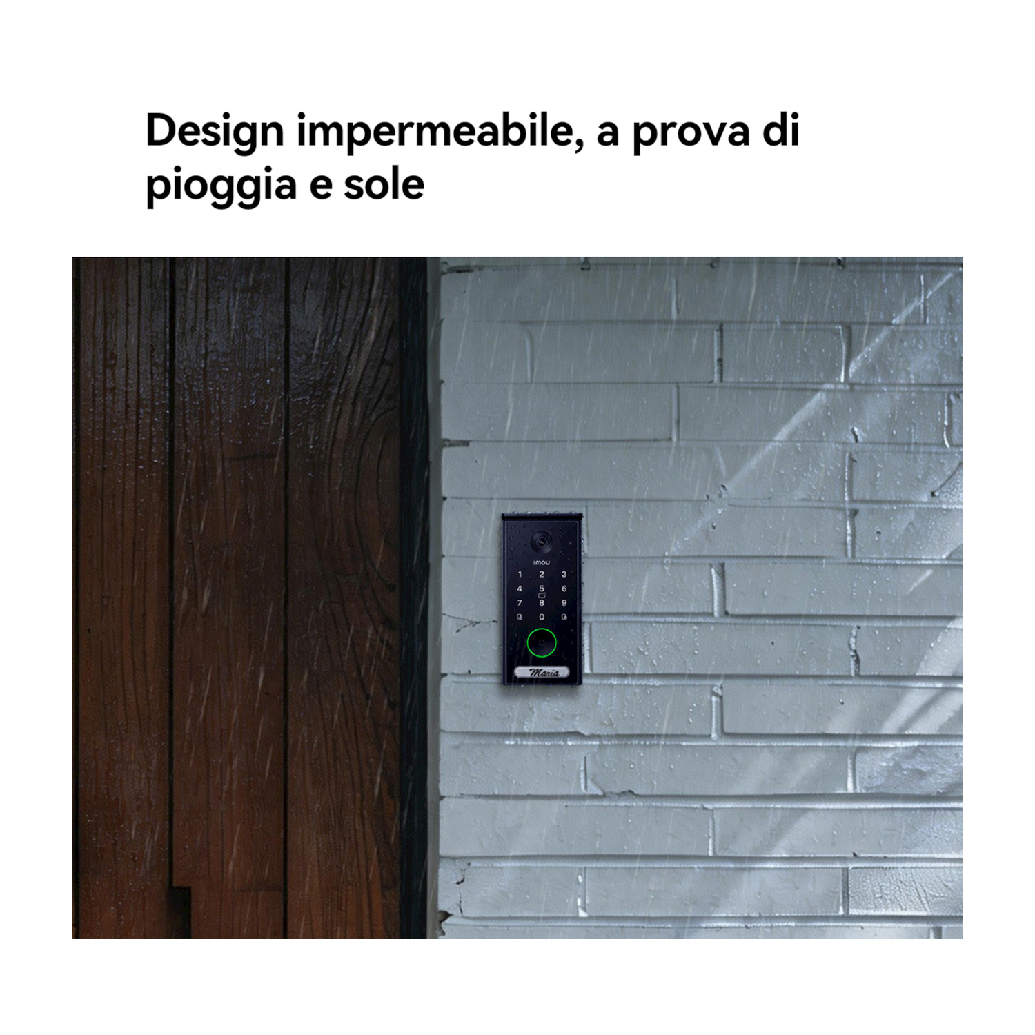 Serratura intelligente impermeabile su una parete di mattoni bianchi sotto la pioggia.
