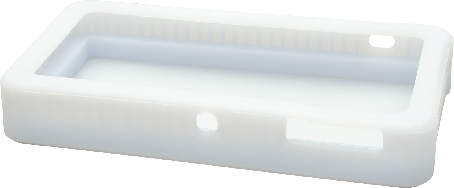 Une coque de protection en silicone blanche et allongée avec des découpes sur un fond blanc.