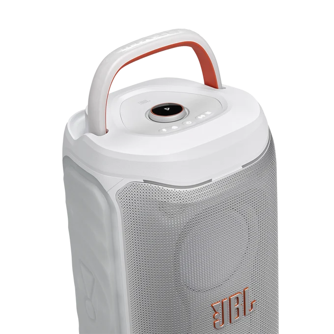 Un altavoz Bluetooth JBL portátil blanco con asa naranja y rejilla plateada sobre un fondo negro.
