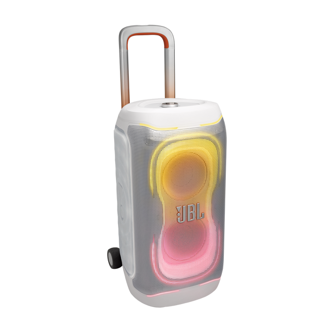Altavoz de fiesta JBL blanco con ruedas y asa extensible, con luces amarillas y rosas brillantes en el frente.