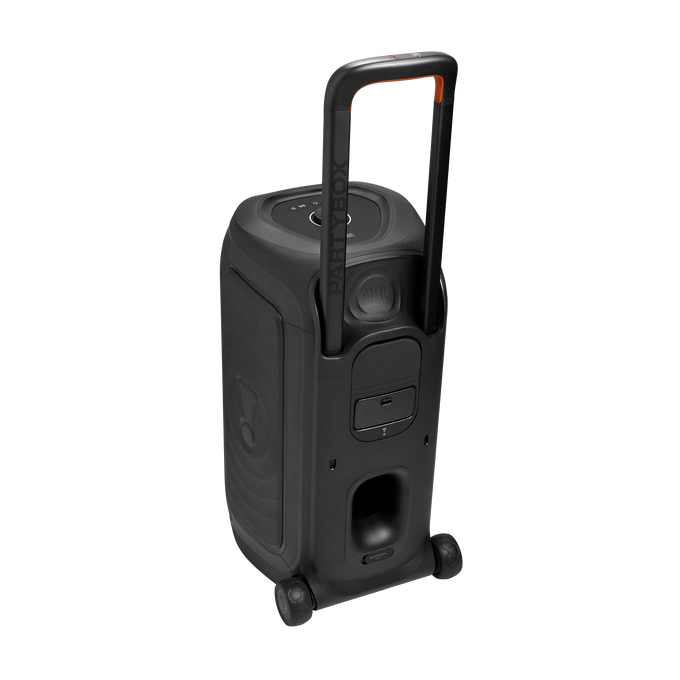 Un altavoz JBL PartyBox negro con asa extensible y ruedas sobre un fondo negro.