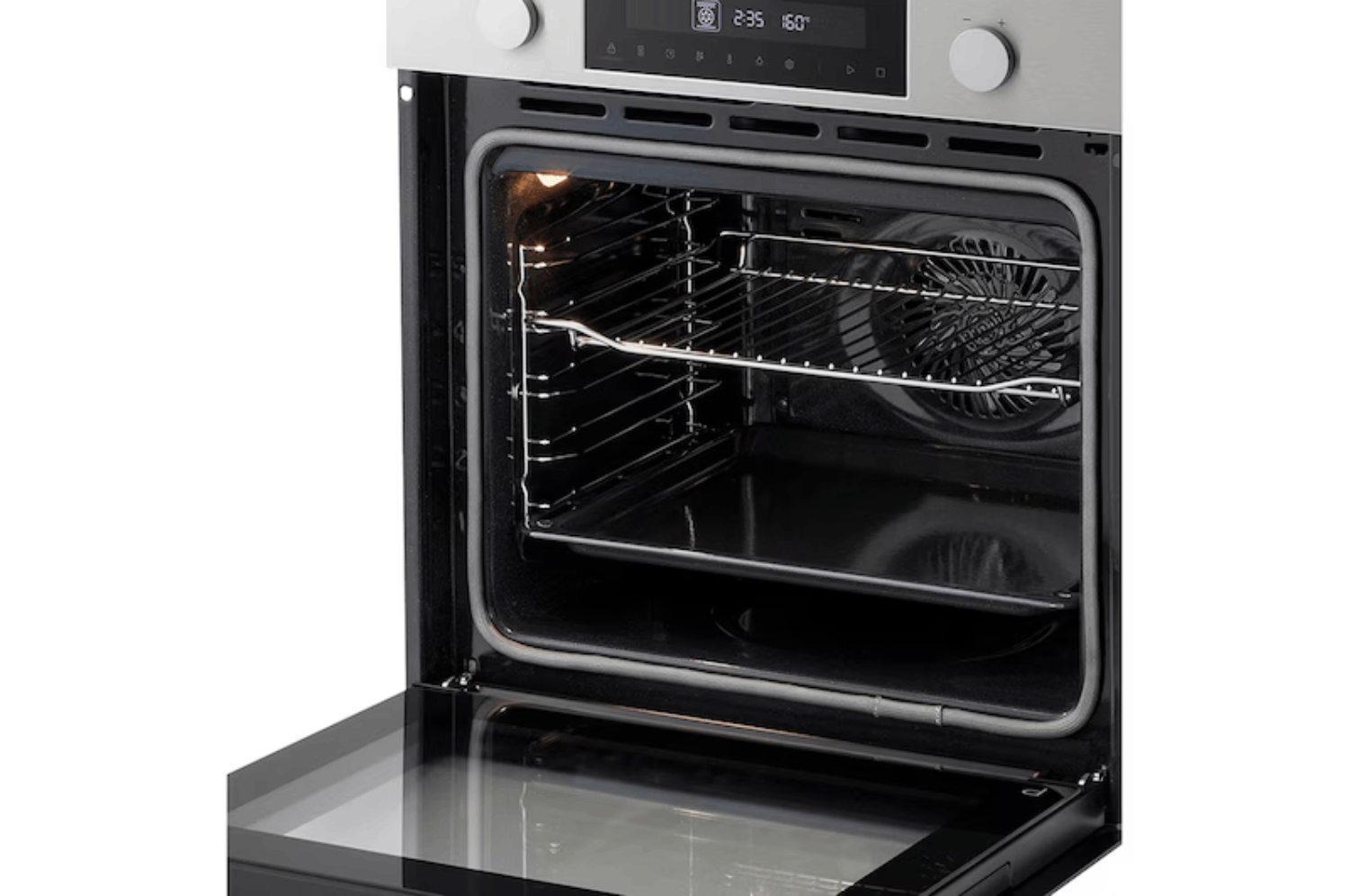 Un horno moderno de acero inoxidable abierto con luz interior, rejillas metálicas y una bandeja oscura.