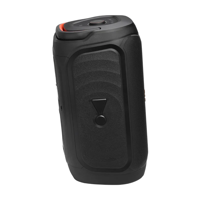 Un altavoz Bluetooth JBL negro se encuentra aislado sobre un fondo oscuro.