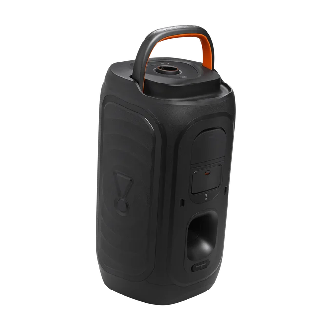 Un altavoz Bluetooth portátil negro con un asa naranja brillante, aislado sobre fondo negro.