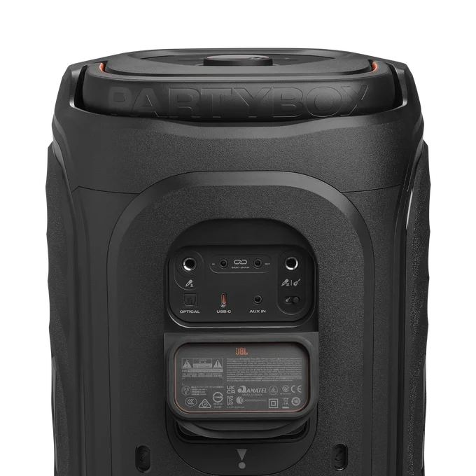 La JBL PartyBox negra muestra los puertos de conexión en la parte trasera y el texto en relieve.