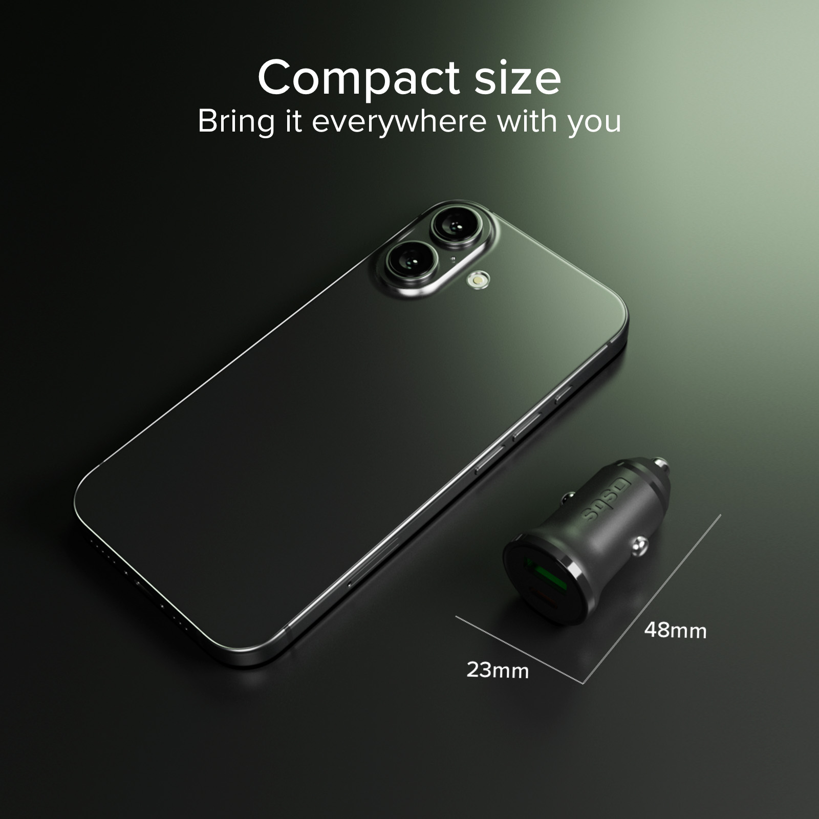 Smartfon i mała ładowarka samochodowa o wymiarach 23 mm na 48 mm na ciemnym tle.
