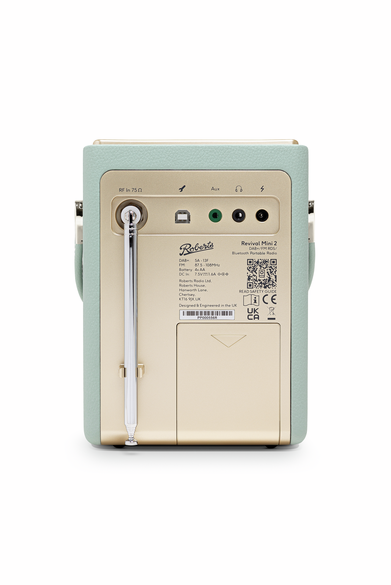 Die Rückseite eines mintgrünen Roberts Revival Mini 2 Radios zeigt Antenne, Anschlüsse und Produktinfos.