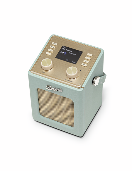 Ein pastellgr ünes Roberts-Radio mit goldener Bedienblende, Knöpfen und Display auf weißem Hintergrund.