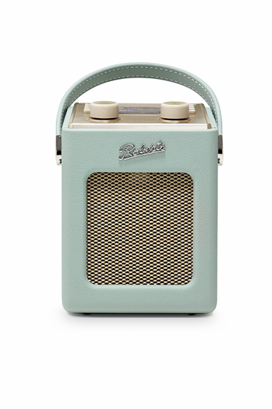 Ein mintgrünes Roberts-Radio mit Griff, goldenem Lautsprechergitter und Knöpfen auf weißem Hintergrund.