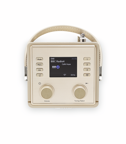 Ein beiger Retro-Radio mit Display, Knöpfen, zwei Drehreglern und einem Tragegriff auf weißem Hintergrund.