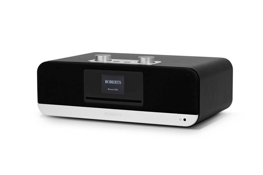 Schwarzes Roberts Bluetooth-Radio mit silbernem Akzent und zwei Drehreglern auf schwarzem Hintergrund.