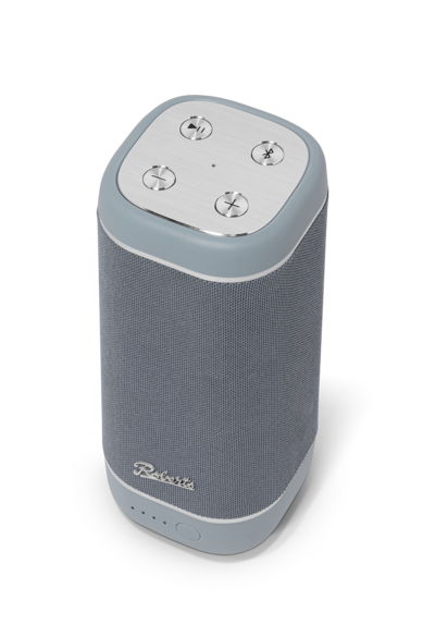 Ein blauer zylindrischer Bluetooth-Lautsprecher mit silbernen Bedienelementen und dem Roberts-Logo.
