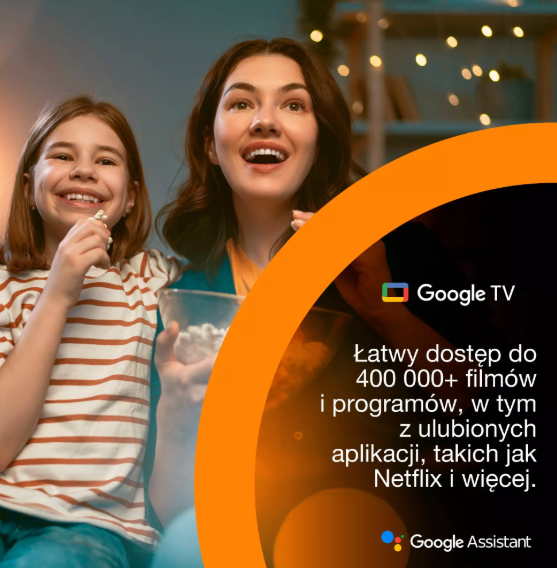 Kobieta i dziewczynka uśmiechają się radośnie oglądając telewizję i jedząc popcorn.