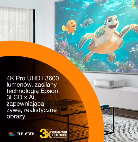 Projektor wyświetla animowaną scenę podwodną z żółwiami i rybami na białej ścianie w salonie.