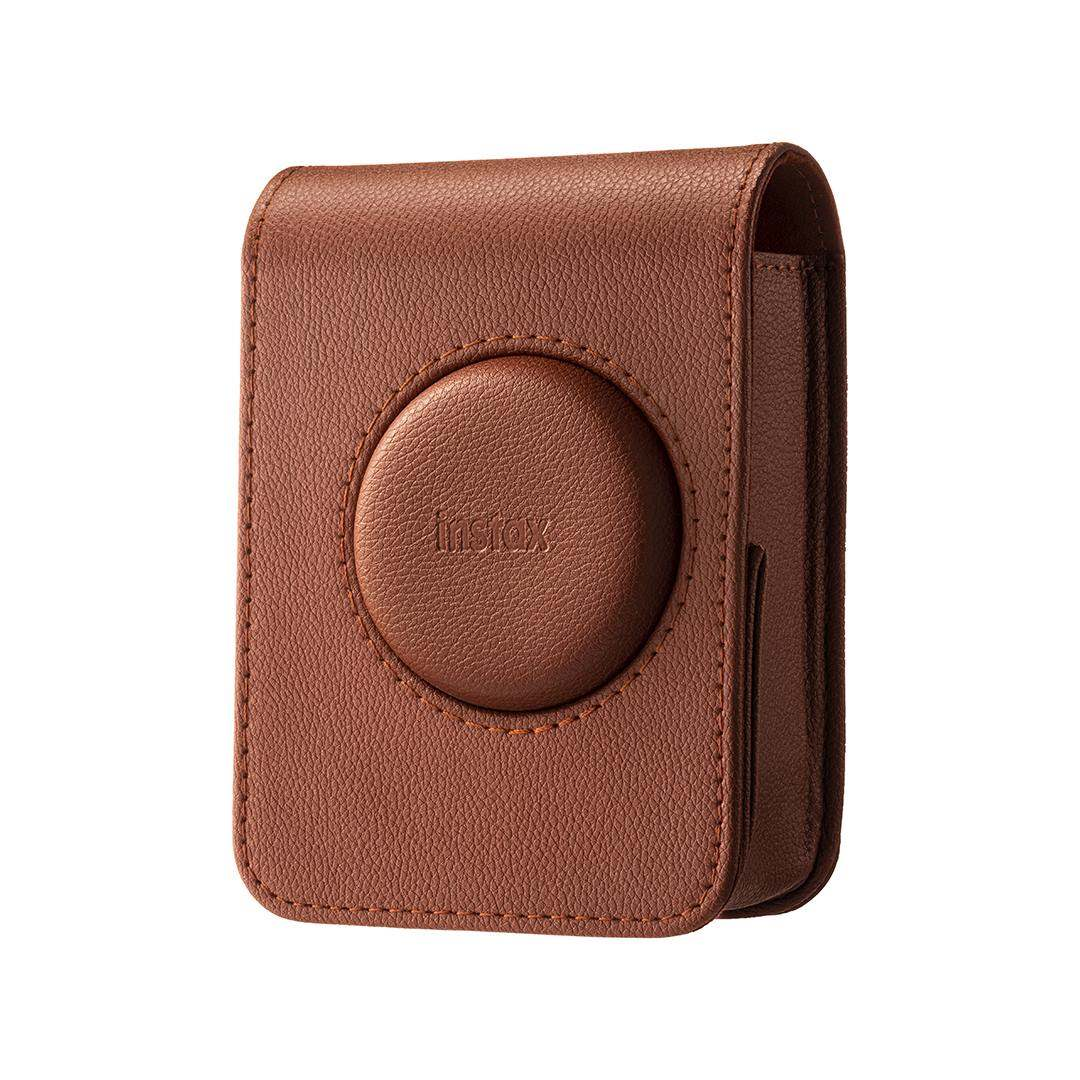 Ön yüzünde kabartmalı Instax logosu bulunan kahverengi deri kamera kılıfı.