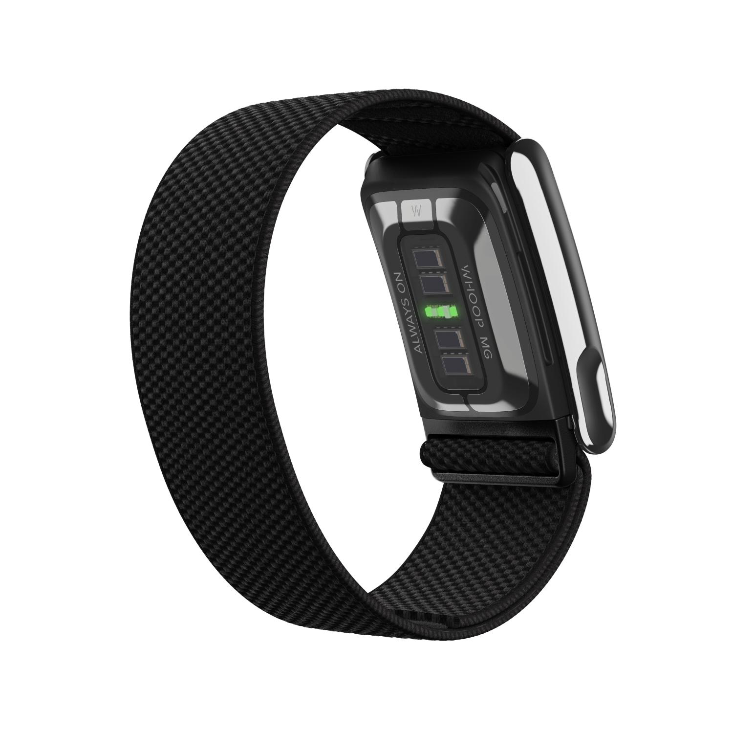 Ein schwarzer Fitness-Tracker mit Textilarmband auf weißem Hintergrund.