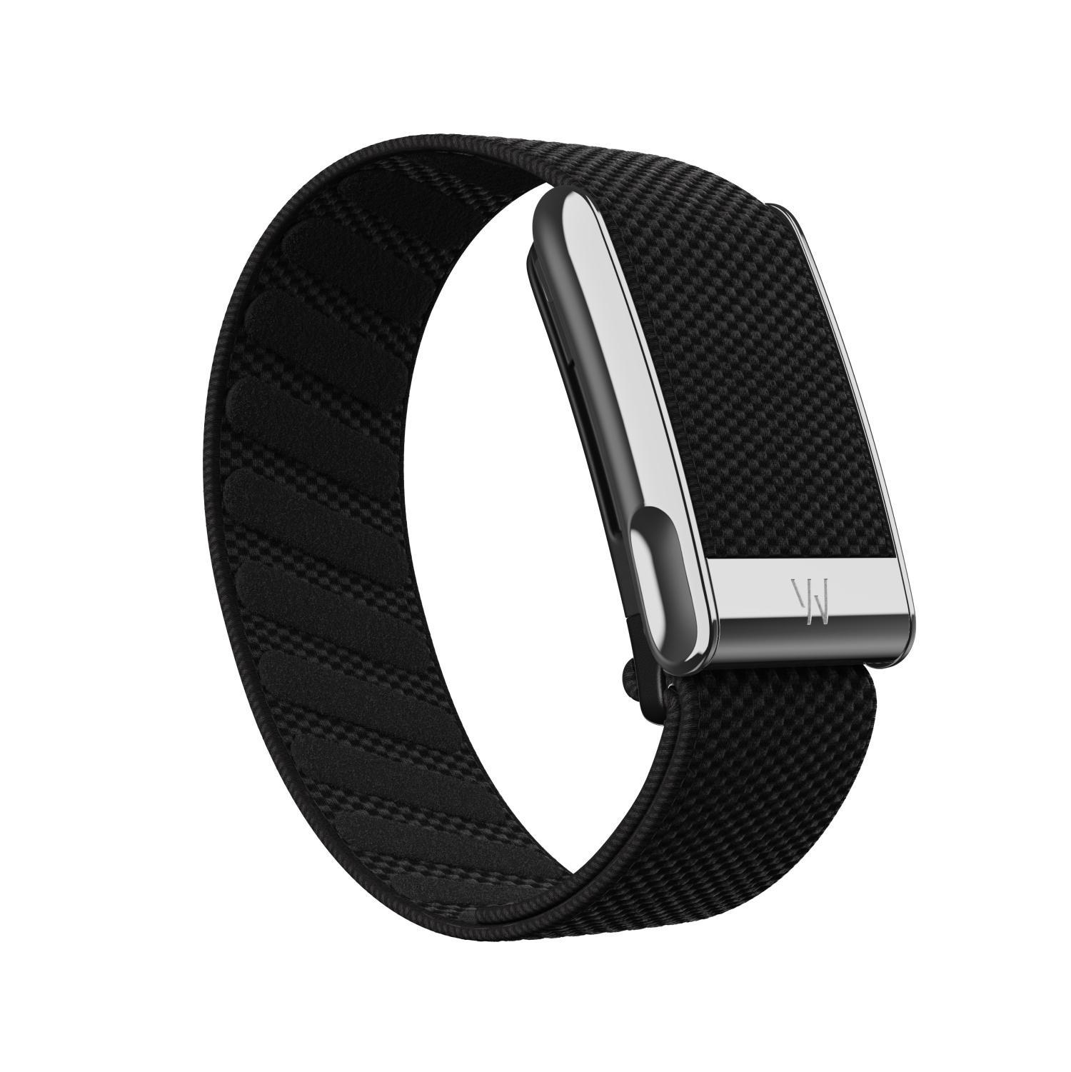 Ein schwarzes Fitnessarmband mit Stoffarmband und glänzender silberner Schnalle auf weißem Hintergrund.