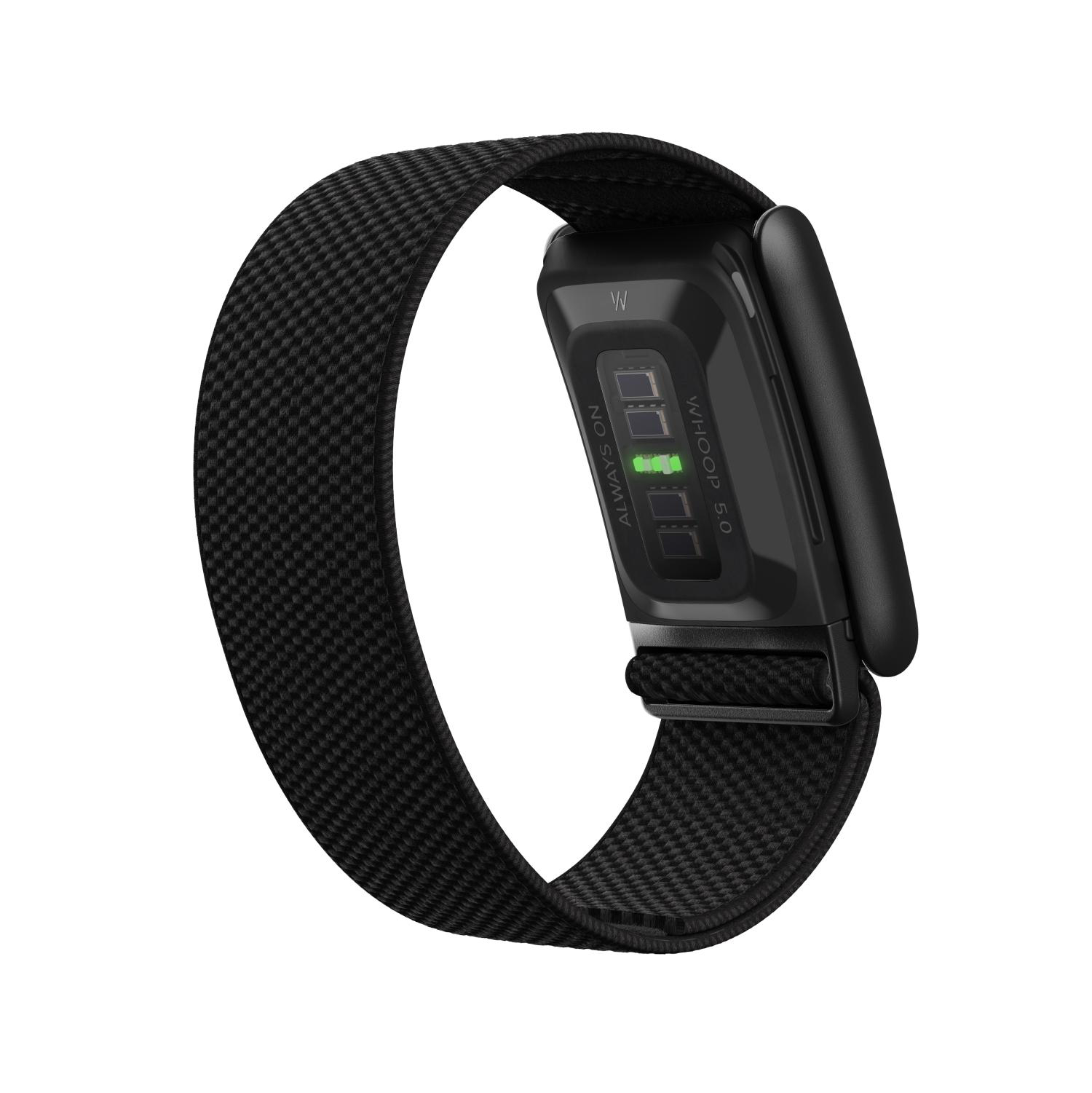 Schwarzes Whoop-Fitnessarmband mit gewebtem Armband und grün leuchtendem Sensor auf der Rückseite.