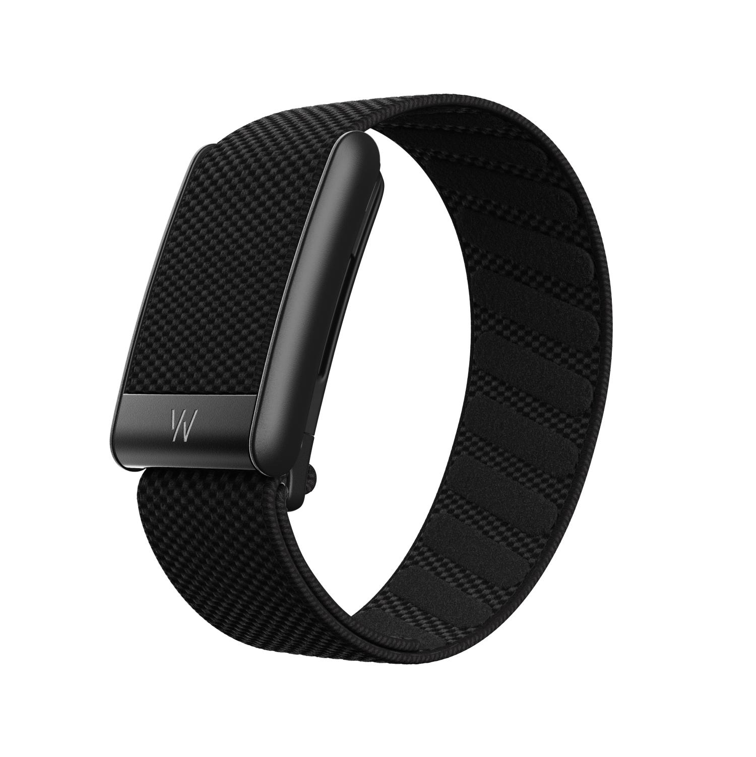 Ein schwarzer Fitness-Tracker mit gewebtem Armband und einem feinen 'W'-Logo auf weißem Hintergrund.
