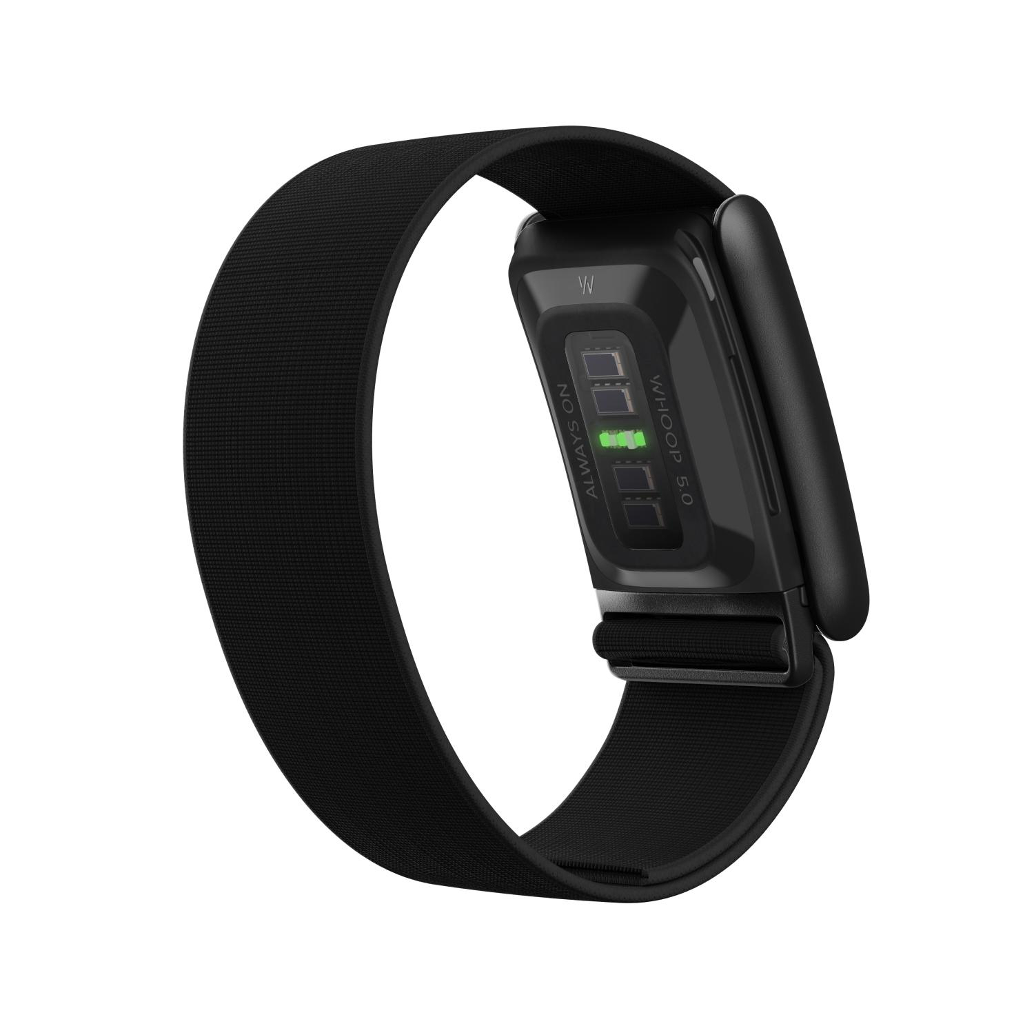 Schwarzes Whoop-Fitnessarmband mit grün leuchtendem Sensor auf der Unterseite, freigestellt auf weißem Hintergrund.