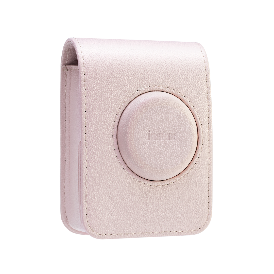 Düz beyaz arka planda yuvarlak lens kapağı ve kabartmalı logolu açık pembe deri Instax kamera kılıfı.