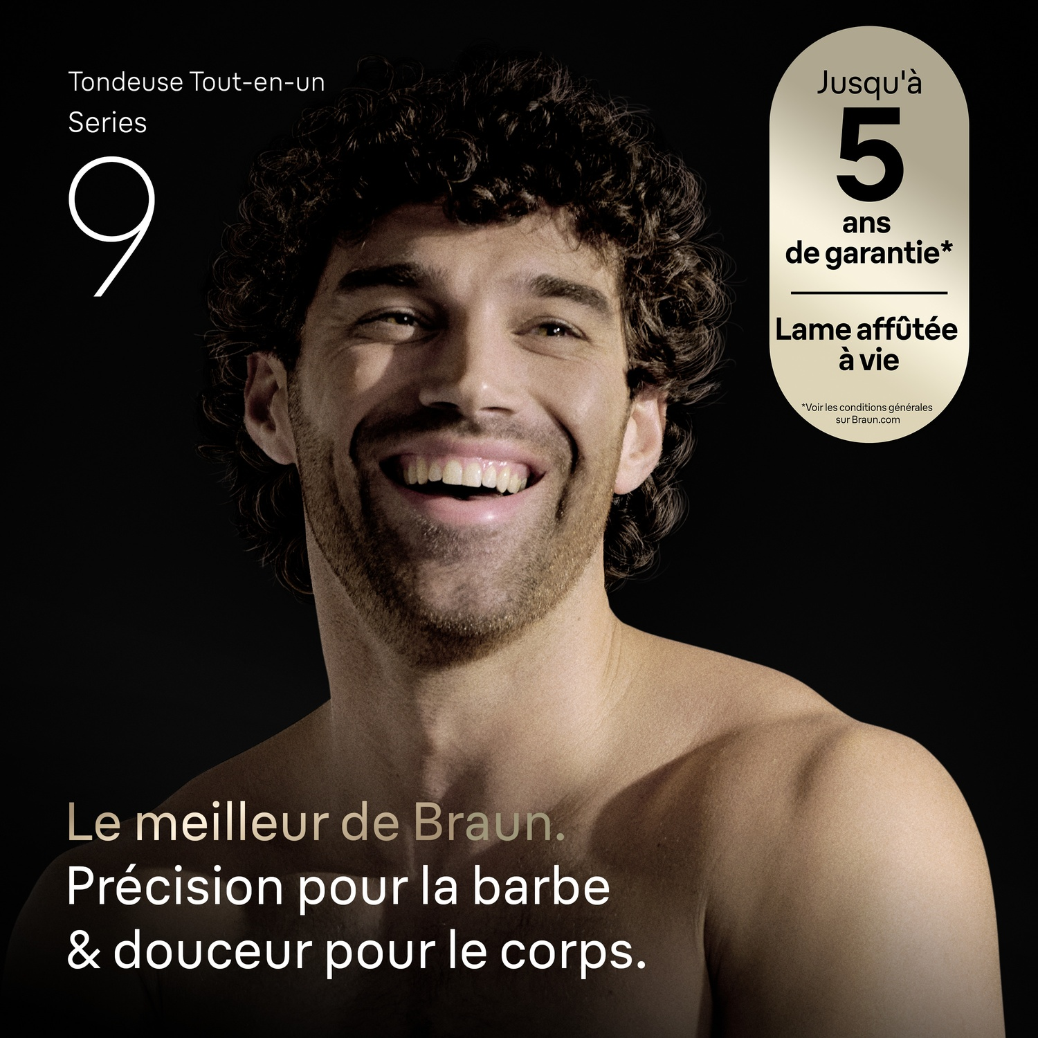 Een lachende man met donker krullend haar en baard tegen een zwarte achtergrond met Franse tekst.