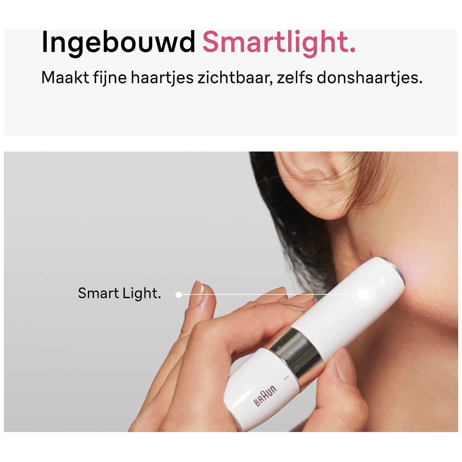 Une personne utilise un épilateur facial blanc avec une lumière intelligente.