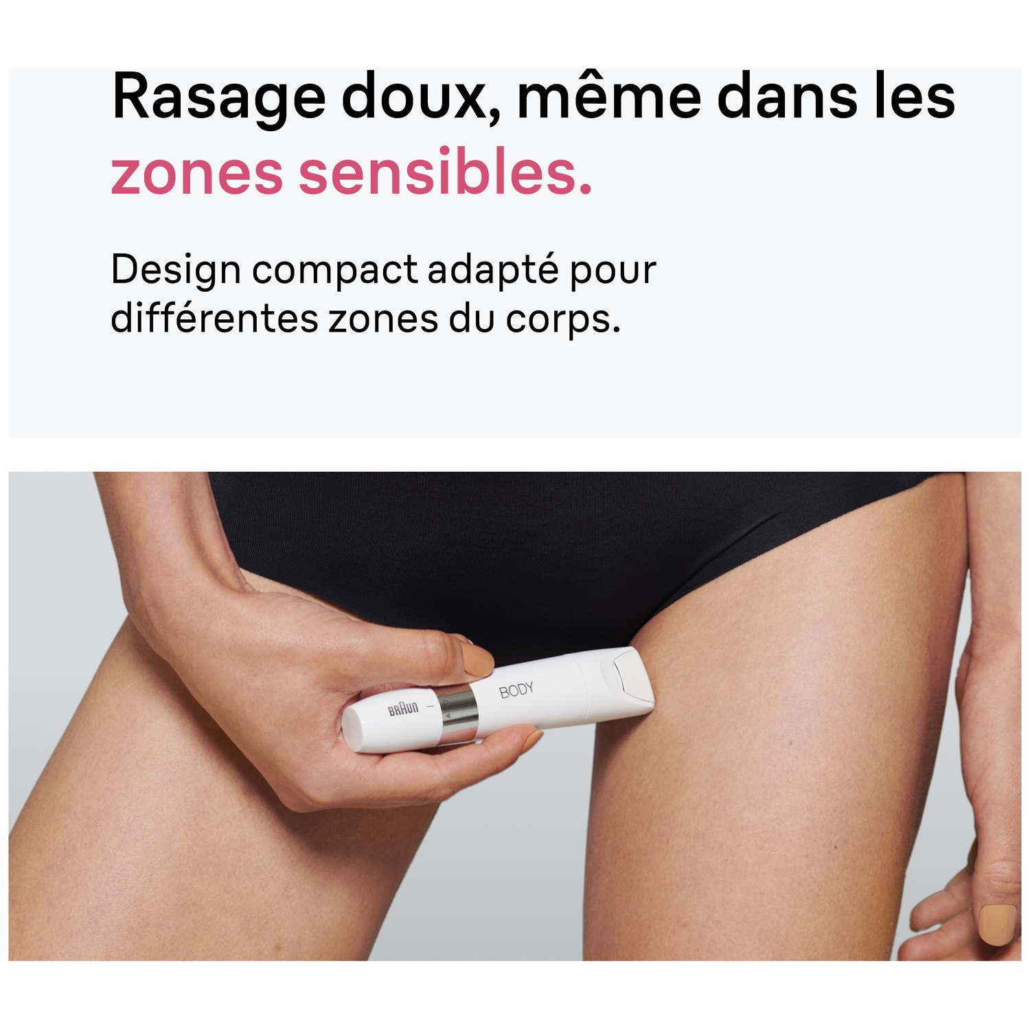 Une main tient un rasoir corporel blanc Braun près de la ligne du bikini.