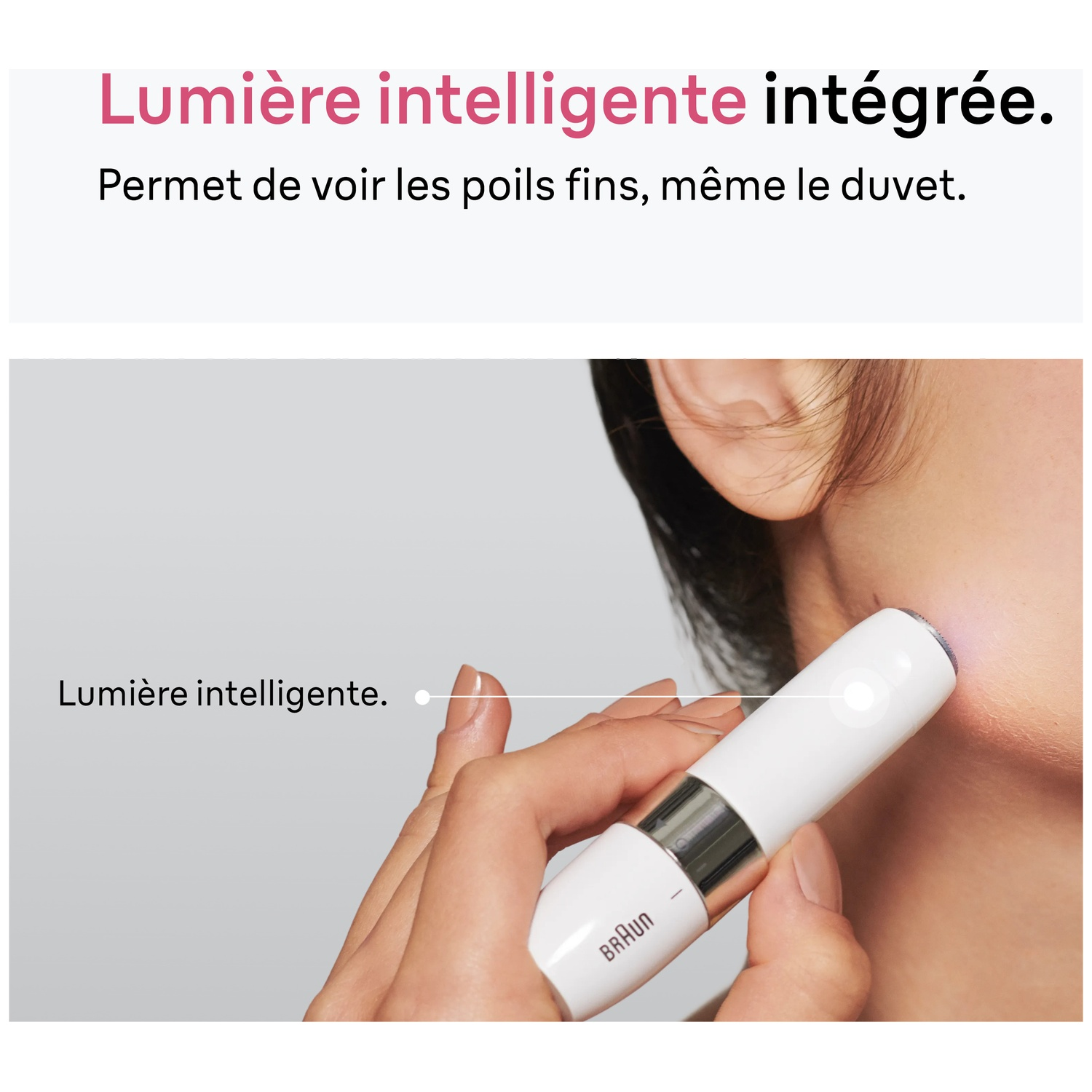 Un épilateur facial blanc Braun avec lumière intelligente est utilisé sur le menton.