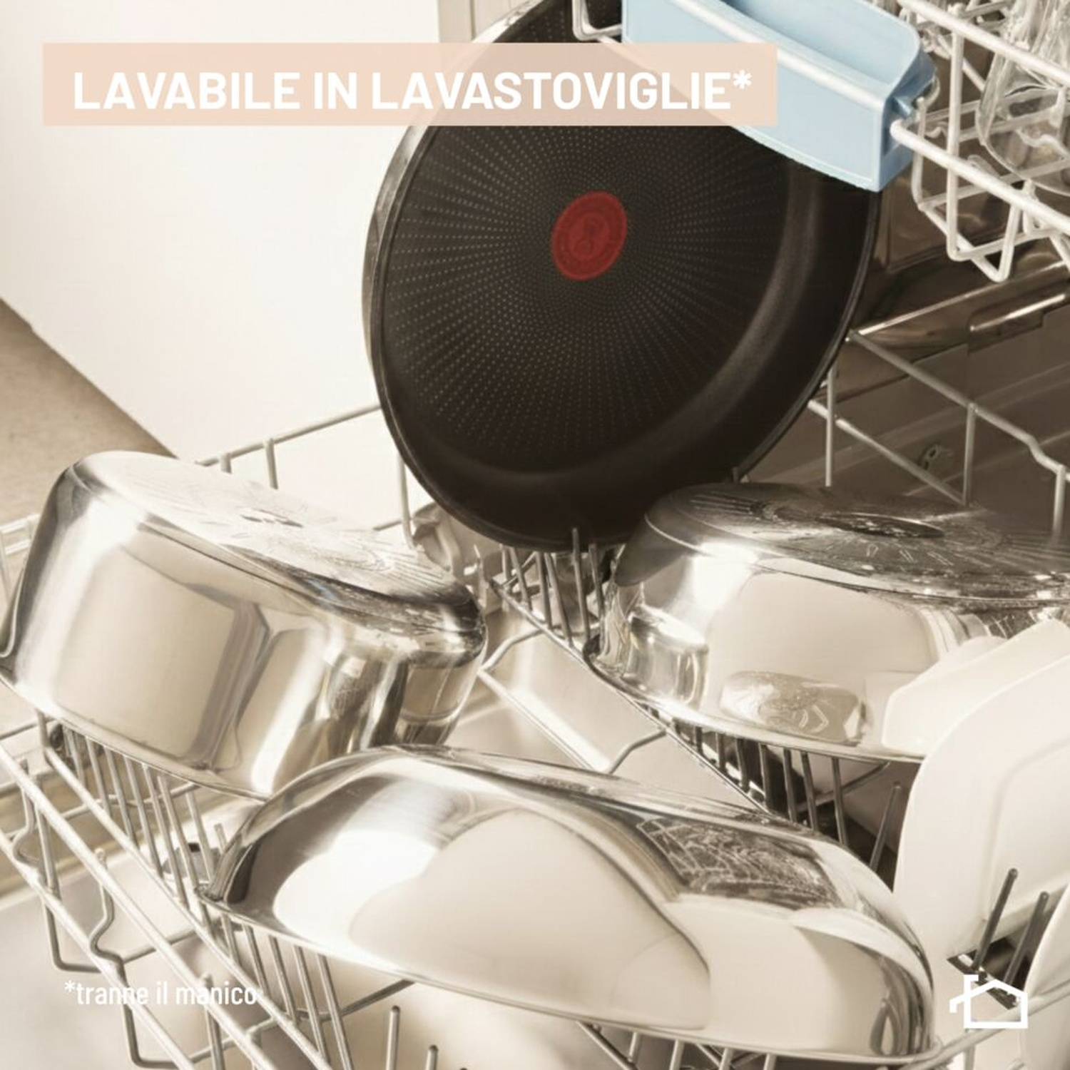 Padelle e pentole disposte ordinatamente in una lavastoviglie aperta.