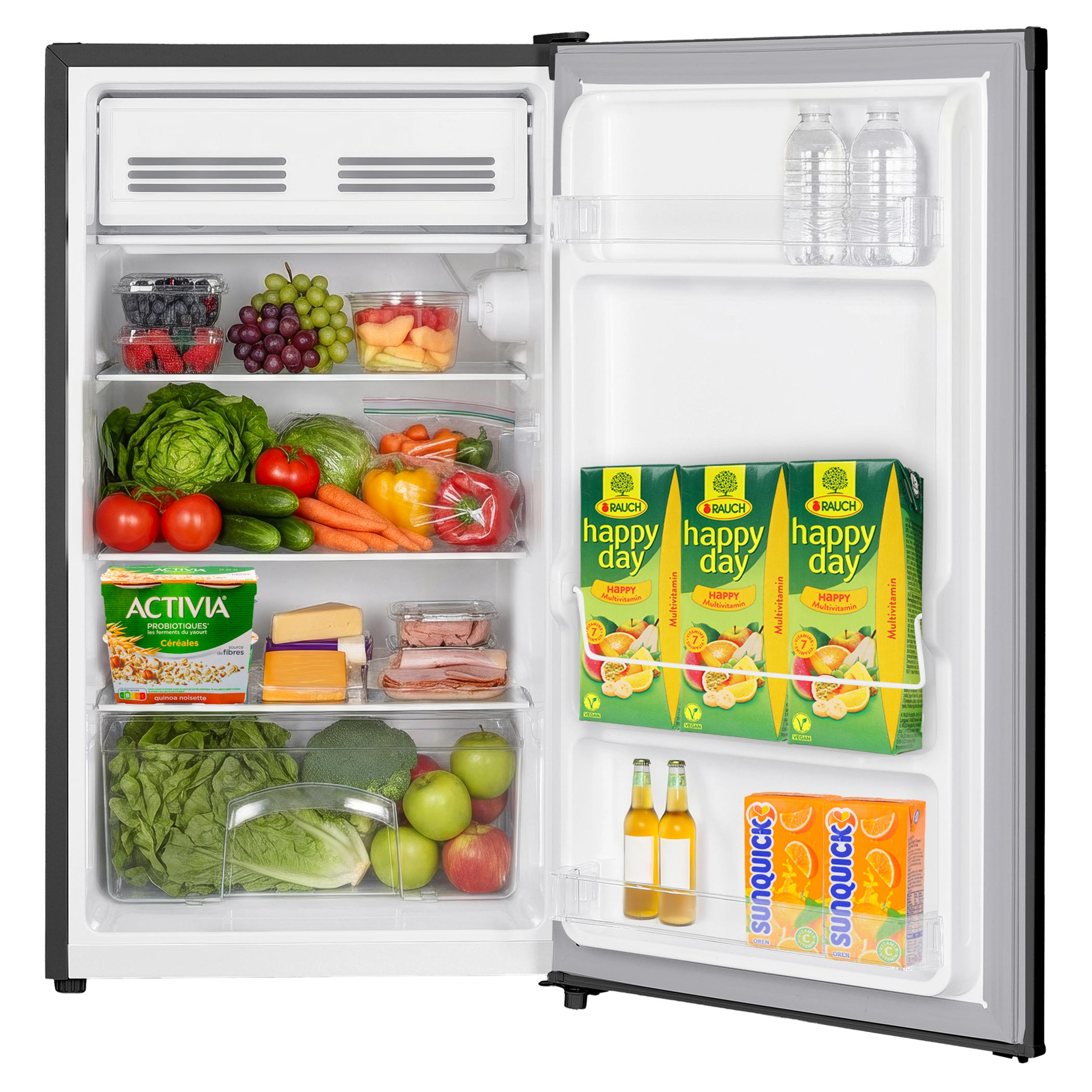 Egy nyitott hűtőszekrény friss gyümölcsökkel, zöldségekkel, italokkal, joghurttal és sajttal.