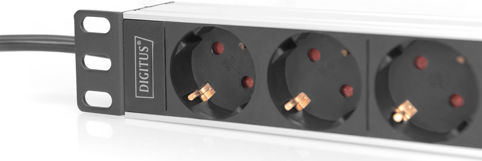 Eine schwarze Digitus-Steckdosenleiste für 19-Zoll-Racks mit mehreren Schutzkontakt-Steckdosen auf weißem Hintergrund.